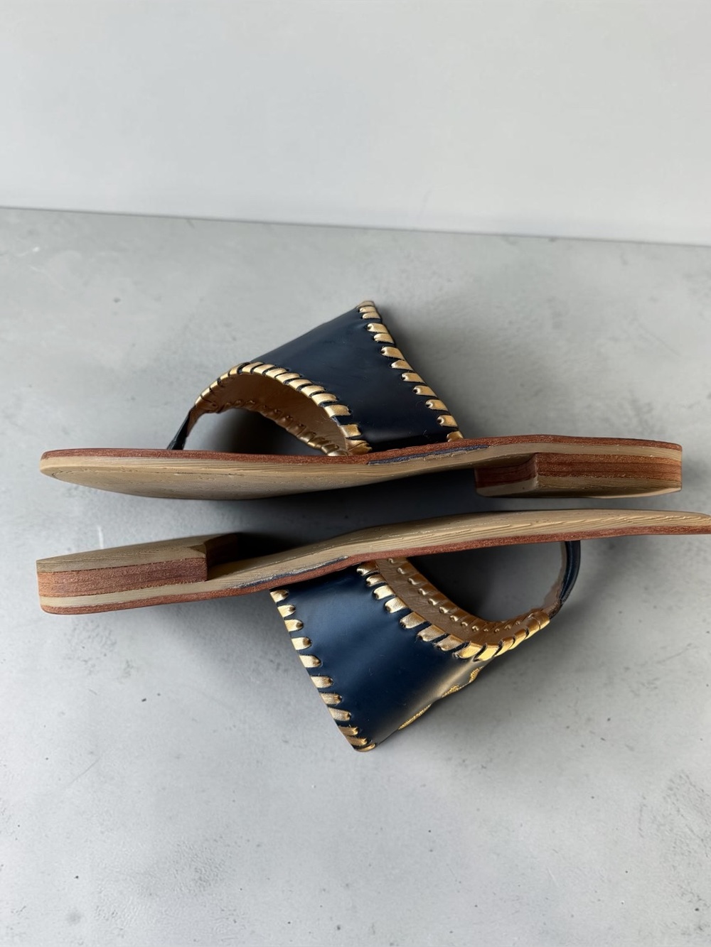 Rare Jack Rogers Navy Blue Leather Skull & Crossbones Thong Sandals Size 10 - Picture 4 of 7